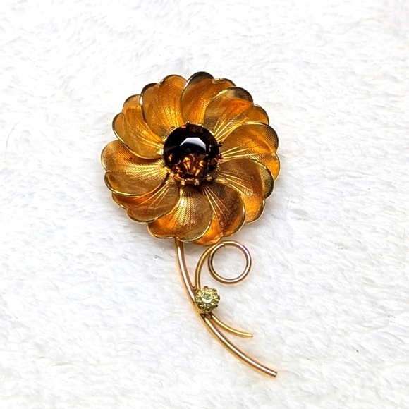 Vintage Goldtone Flower Brooche w/ Amber/Topaz Rhinestone & Yellow Rhinestone - Picture 1 of 6
